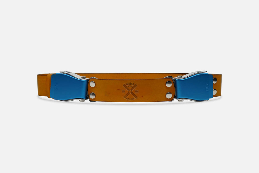 2-Schnallengürtel Standard in Cognac mit Schnalle in Blau – handgefertigt in Berlin