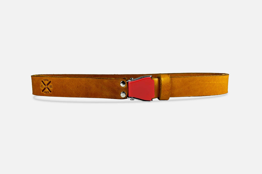 Gürtel Small in Cognac mit Schnalle in Rot – handgefertigt in Berlin