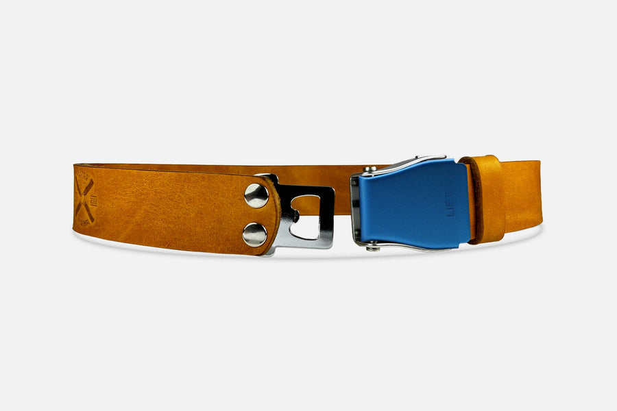 Gürtel Standard in Cognac mit Schnalle in Blau, Detailansicht der Schnalle