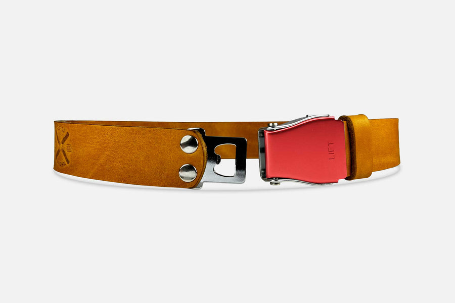 Gürtel Standard in Cognac mit Schnalle in Lachsrot, Detailansicht der Schnalle