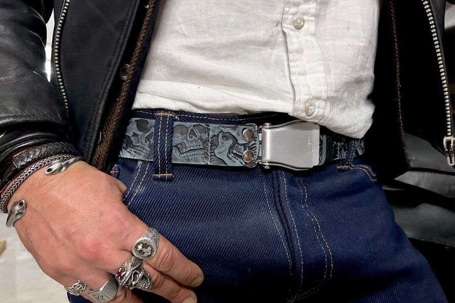 TOTENKOPF-GÜRTEL ANTHRAZIT SCHIMMERND/SILBER