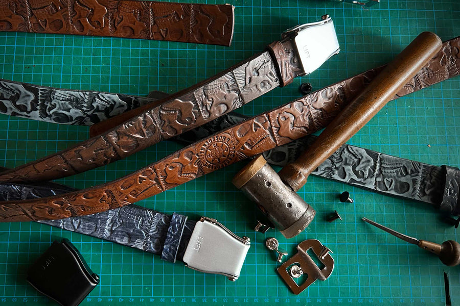 TOTENKOPF-GÜRTEL ANTHRAZIT SCHIMMERND/SILBER