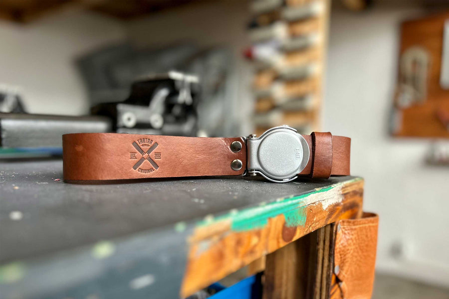 GÜRTEL RUNDSCHNALLE COGNAC/SILBER
